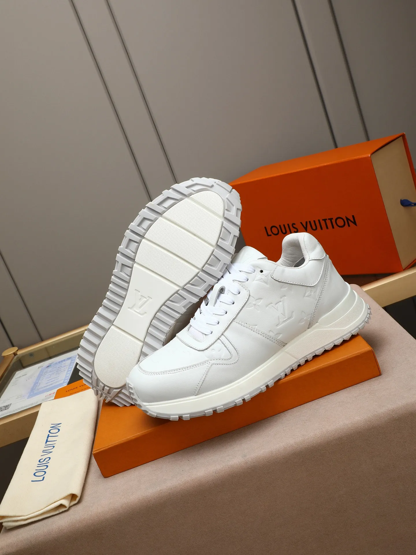 Men's Shoes 💰660 L The Run Away Maxi sneaker debuts in the 2025 collection and continues the iconic design of the Run Away sneaker. The smooth cowhide leather upper features contrasting LV lettering and Vuitton logos, and a lightweight rubber wedge outsole evokes running shoe construction. High level of comfort. Looks good, wears well and matches well. Worth buying! 7 color selection size: 39-44 (45 customized)